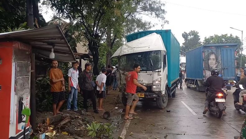 Sopir Diduga Mabuk, Truk Tabrak 3 Kendaraan dan Warung di Jombang