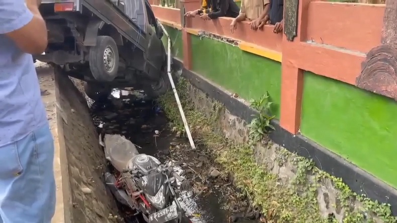 Tabrakan di Jalur Wisata Ranu Pasuruan, Pikap dan Motor Terjun ke Saluran Air
