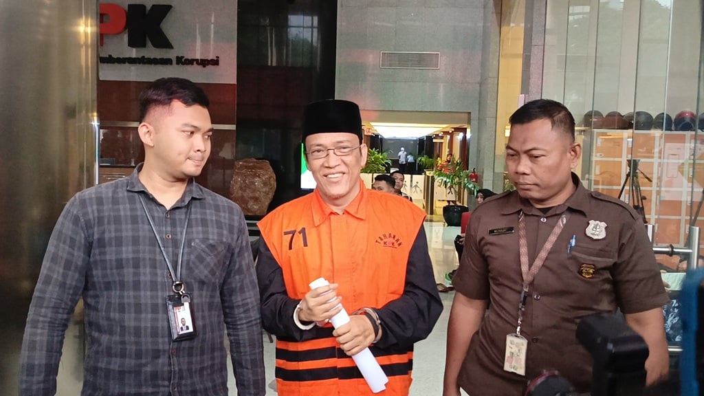 Eks Wamenaker Noel Pakai Peci usai Ditahan KPK: Lebih Enak, Biar Lebih Keren