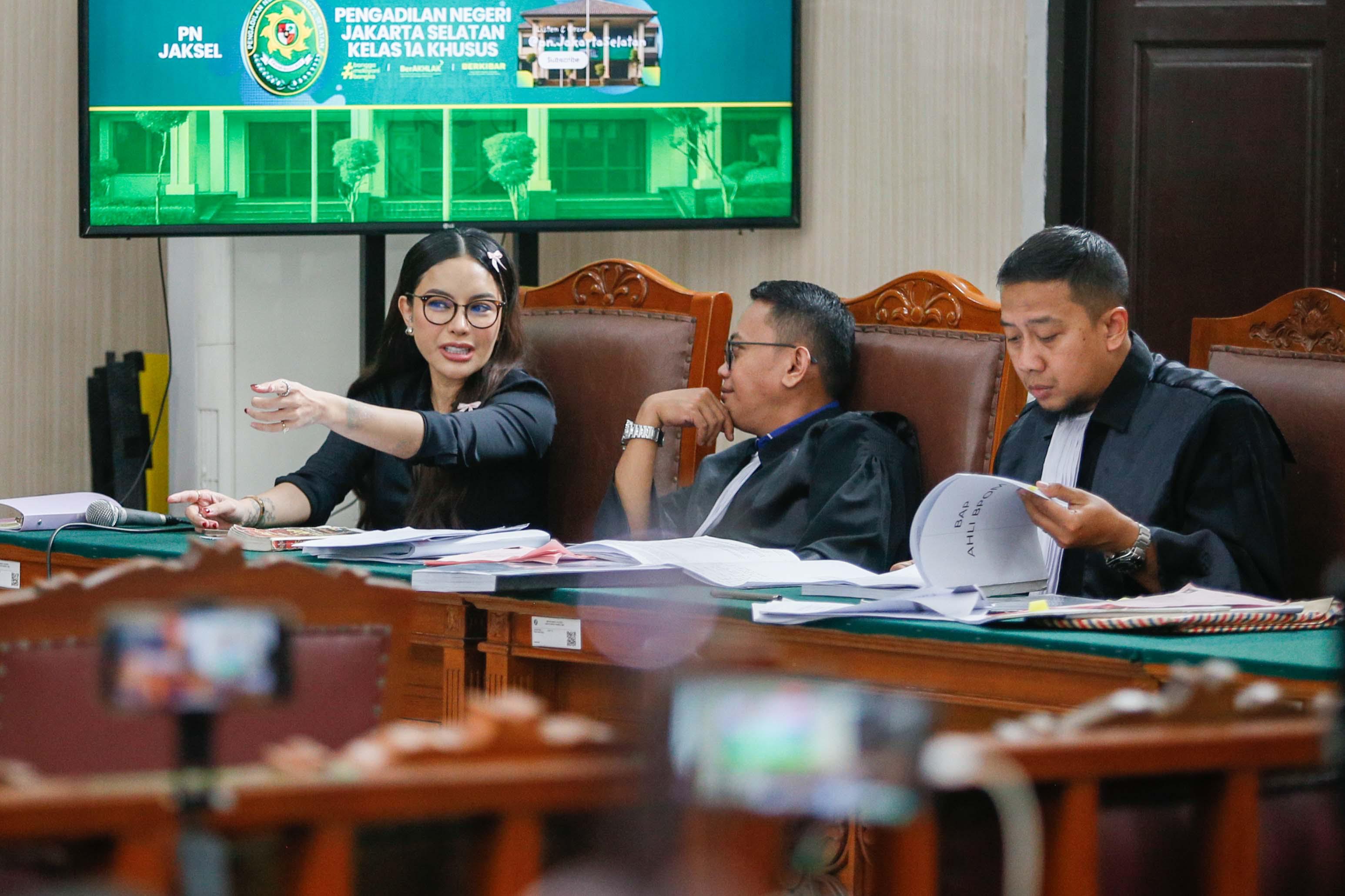 Nikita Mirzani Geram ke Saksi Ahli JPU: Gimana Sih Lupa Mulu!