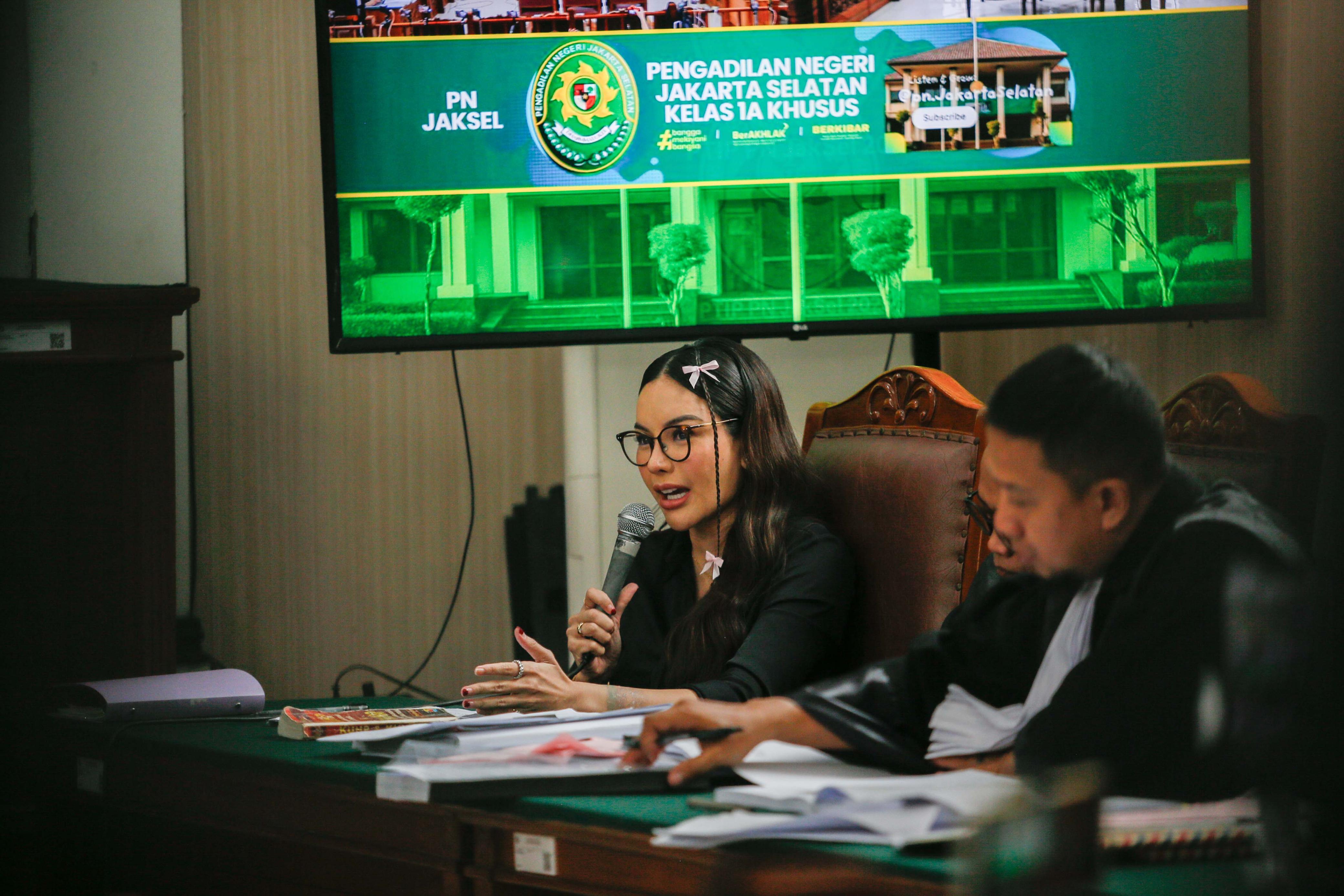 Kronologi Lengkap Nikita Mirzani Ribut dengan Saksi Ahli, Ruang Sidang Panas!