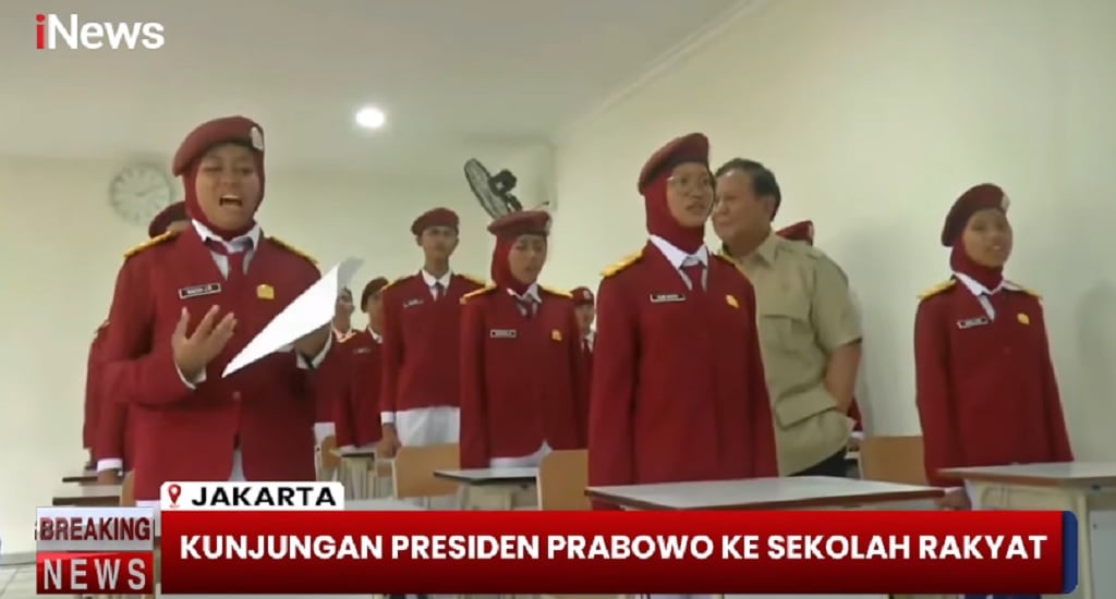 Sambut Prabowo, Murid Sekolah Rakyat Berseragam Lengkap dengan Baret