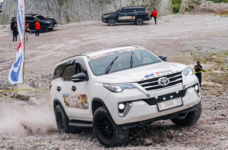 300 Komunitas Toyota Fortuner Touring Taklukkan Jalan Off Road Bukit Aslan Lampung