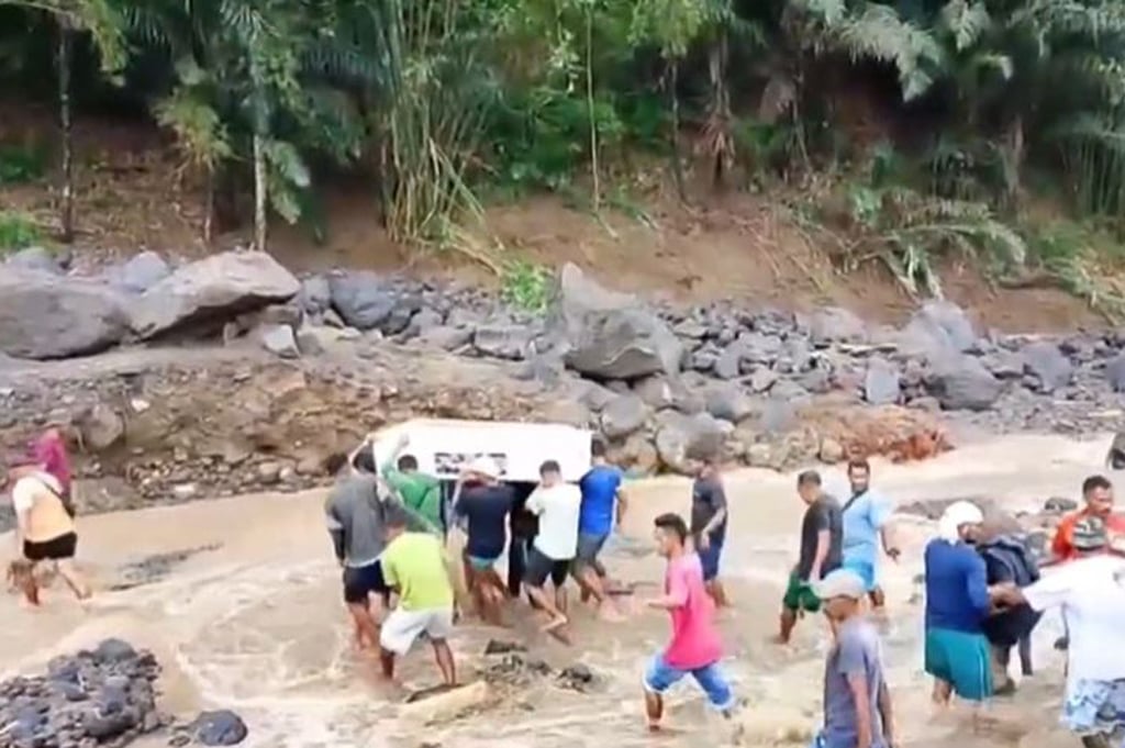 Miris! Warga Terpaksa Gotong Jenazah Korban Banjir Bandang Nagekeo gegara Jembatan Putus