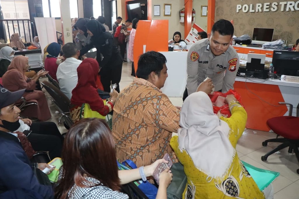 Unik! ‎Ratusan Pemohon SKCK di Polres Depok Dapat Nasi Bungkus dan Snack