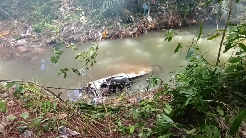 Petugas Evakuasi Mobil Hanyut Terseret Banjir Bandang di Bali