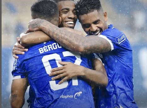 Hasil Super League 2025, Diwarnai Hujan Deras Persib Menang Tipis 1-0 atas Persebaya