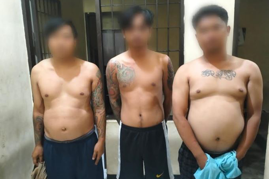 Brutal! 3 Pria Bertato Keroyok Pedagang Ayam Goreng di Bandung