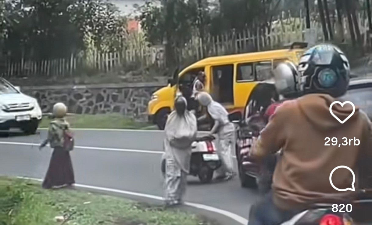 Viral Emak-Emak Jatuh dari Motor Ditolong Pocong, Netizen: Berasa Diajak Pindah Alam