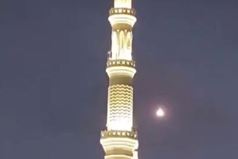Viral, Ledakan Keras dan Penampakan Benda Mirip Rudal Dekat Masjid Nabawi Madinah