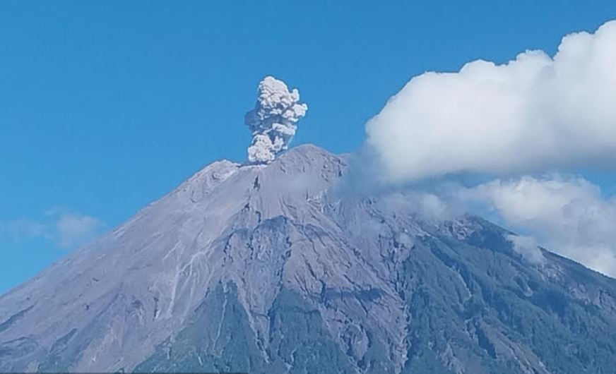 Gunung Semeru Meletus Hari Ini 4 Kali, Kolom Abu Capai 800 Meter