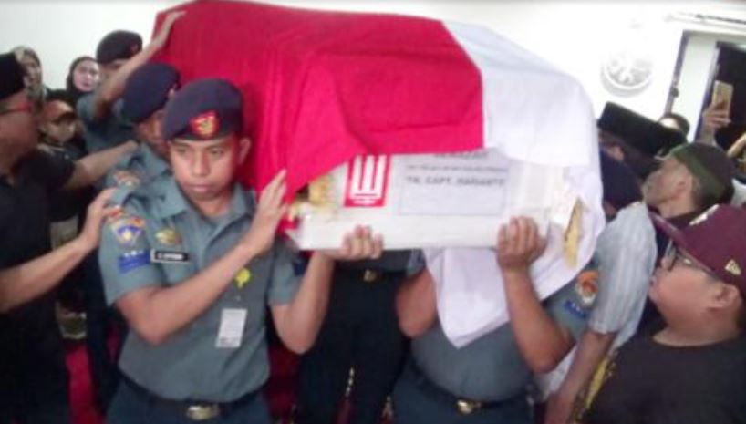 Isak Tangis Iringi Pemakaman Pilot Helikopter yang Jatuh di Tanah Bumbu