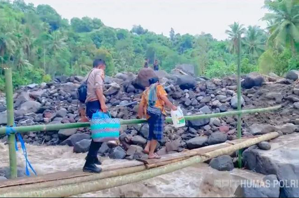 Polda NTT Kerahkan 102 Personel Bantu Penanganan Banjir Bandang di Nagekeo
