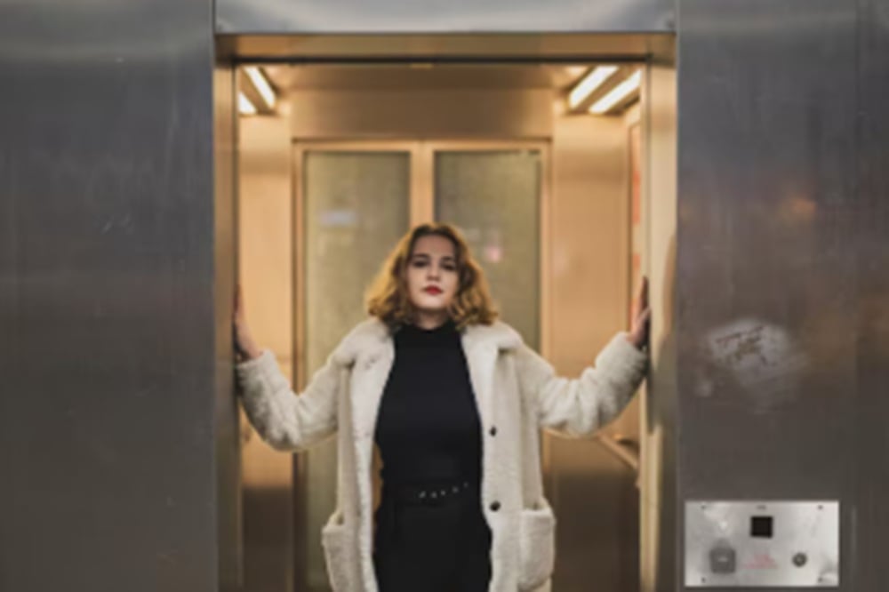 Prompt Gemini AI Foto di Lift dan Studio Sendiri, Yuk Ketahui!