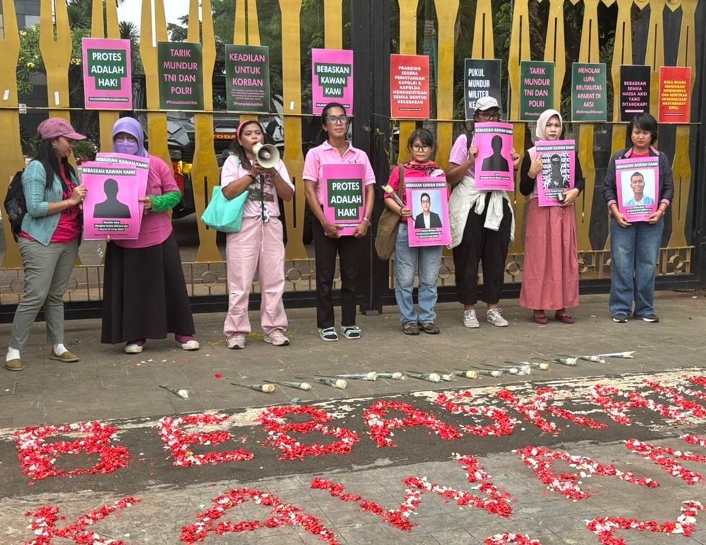 Aliansi Perempuan Tabur Bunga di Polda Metro Jaya, Desak Bebaskan Demonstran yang Ditahan