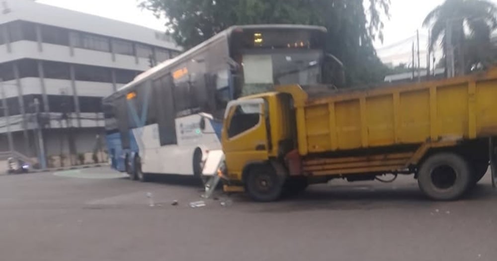 Kronologi Kecelakaan Adu Banteng Transjakarta vs Truk di Cideng Jakpus