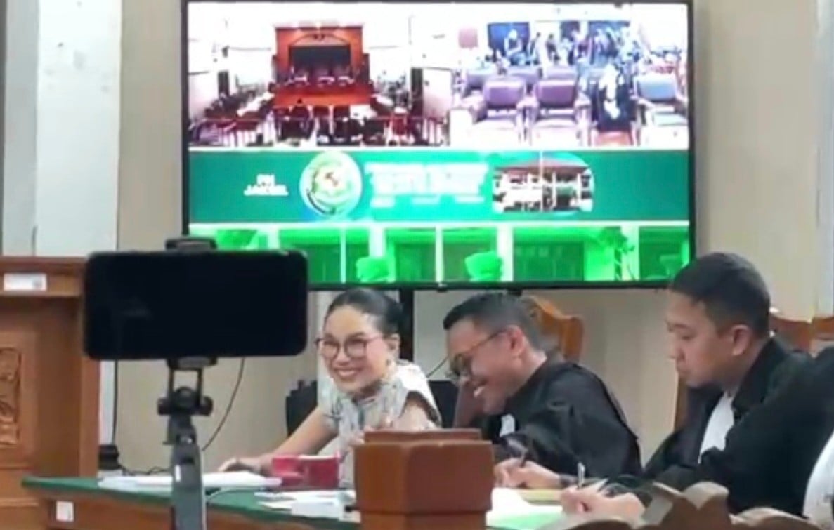 Nikita Mirzani Ngakak Saksi Sumarni Dijanjikan Putih oleh Reza Gladys: Kulit Saya Masih Black Mamba