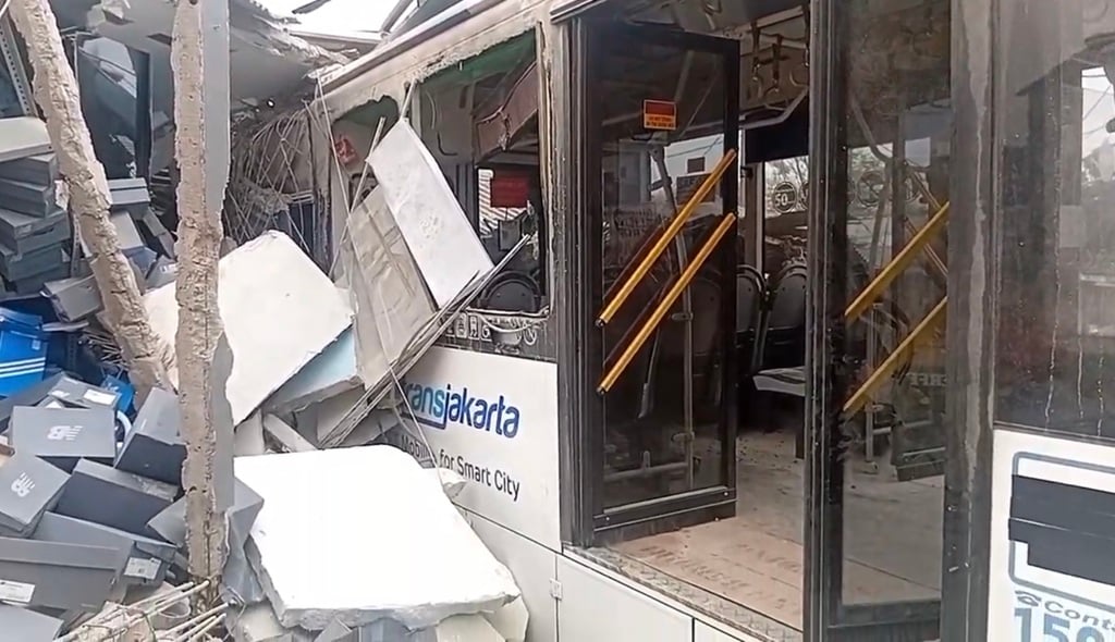 Kecelakaan Bus Transjakarta Tabrak Ruko di Pulogebang Jaktim, 4 Orang Luka-Luka