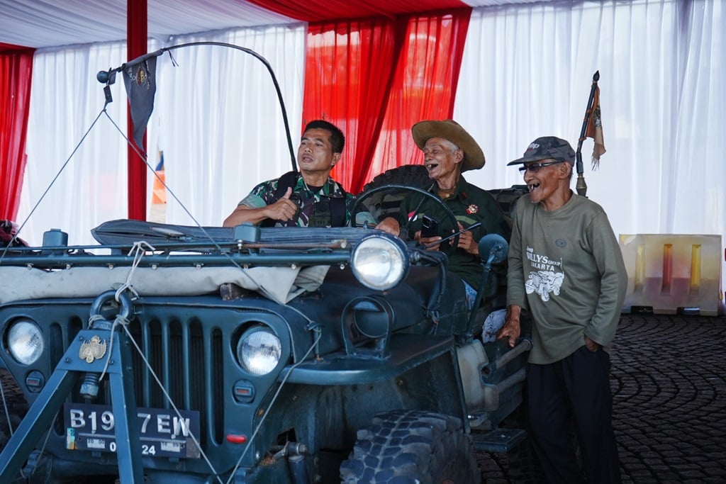 Ratusan Kendaraan Tua Dipamerkan saat Pesta Rakyat HUT ke-80 TNI di Monas