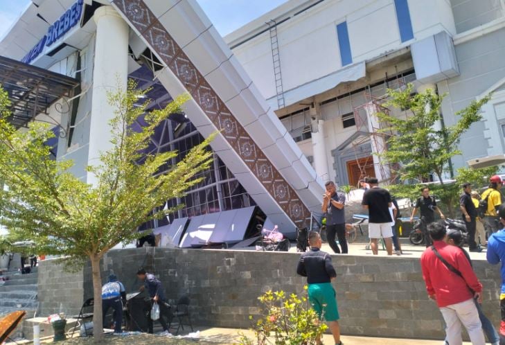 Detik-Detik Atap Gedung KPT Brebes Ambruk, 3 Pekerja Luka-Luka