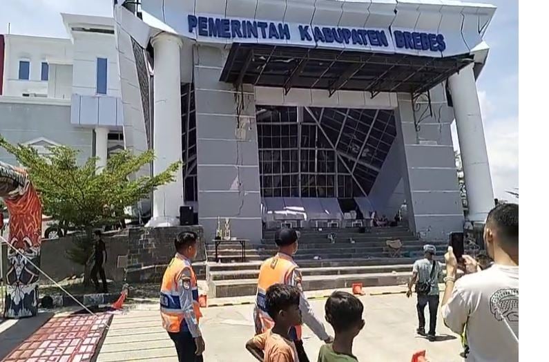 Bruuk! Atap Gedung KPT Brebes Senilai Rp120 Miliar Ambruk, Sejumlah Korban Luka