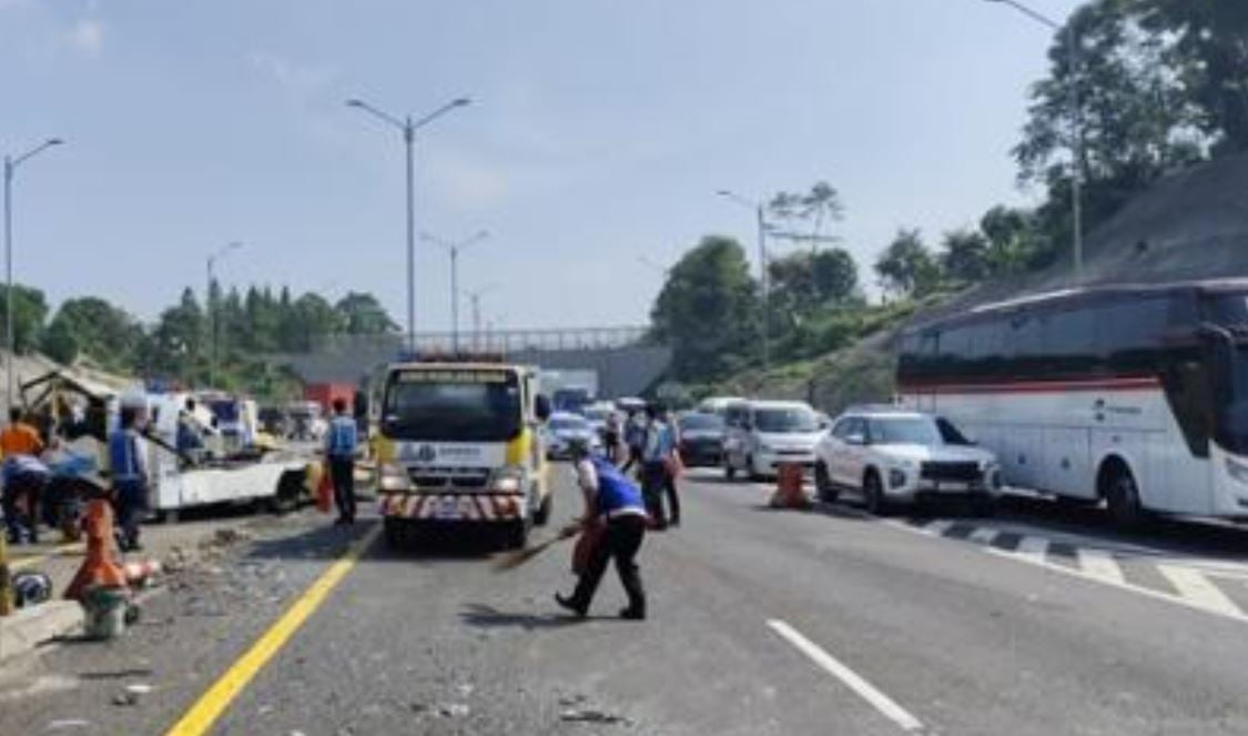 Kecelakaan Beruntun 3 Kendaraan di Tol Cipularang Bandung, 2 Luka-Luka 