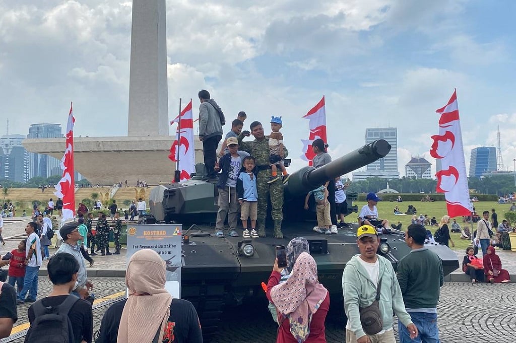 Momen Warga Antusias Lihat Alutsista TNI di Monas, Foto-foto di Tank