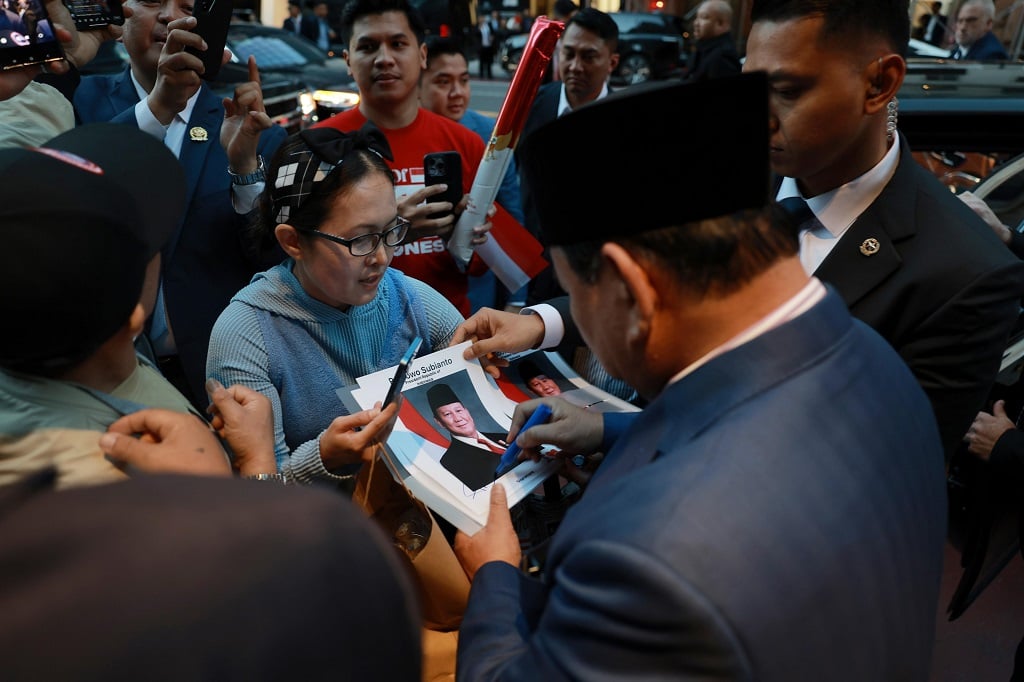 Bahagianya WNI di New York Dapat Tanda Tangan Prabowo, Ngaku Fans Berat