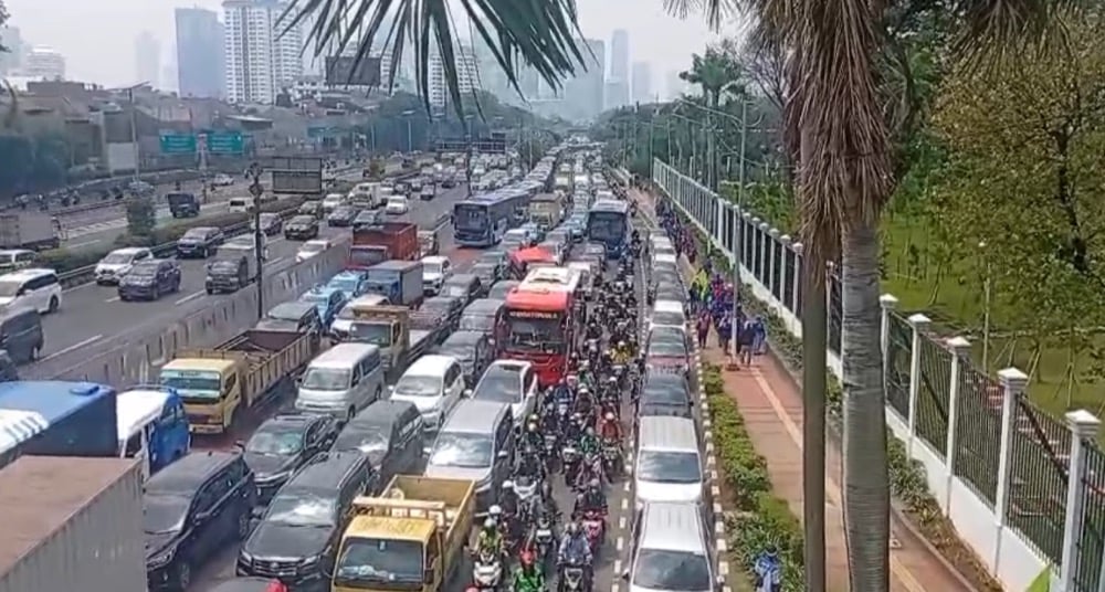 Ribuan Buruh Demo di Depan DPR, Lalin Gatsu Arah Slipi Macet Pagi Ini