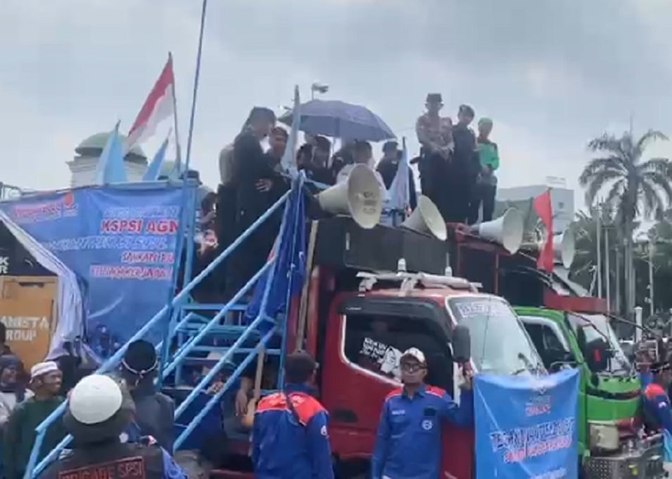 Momen Massa Buruh dan Polisi Doa Bersama untuk Kedamaian di Tengah Demo