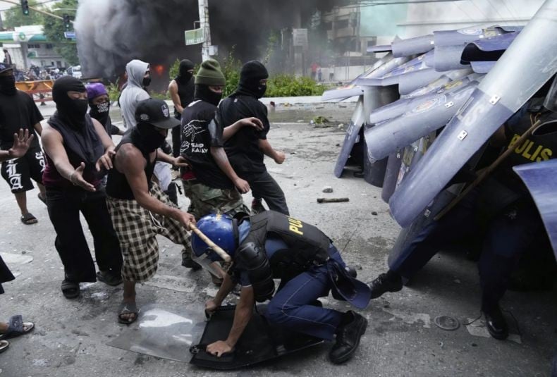 Demonstrasi di Filipina Rusuh, Massa Serang Polisi Jarah Hotel