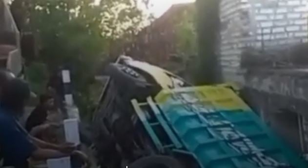 Kecelakaan Truk Pasir Terguling Timpa Rumah di Bangkalan, 2 Bocah Kakak Adik Tewas