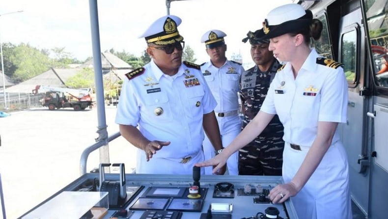 Kapal Perang Australia HMAS Cape Woolamai 318 Bersandar di Pelabuhan Benoa Bali