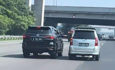 Viral Pengemudi Fortuner Tunjuk-Tunjuk Pengemudi Avanza di Jalan Tol, Psikolog: Merasa Kasta Tertinggi