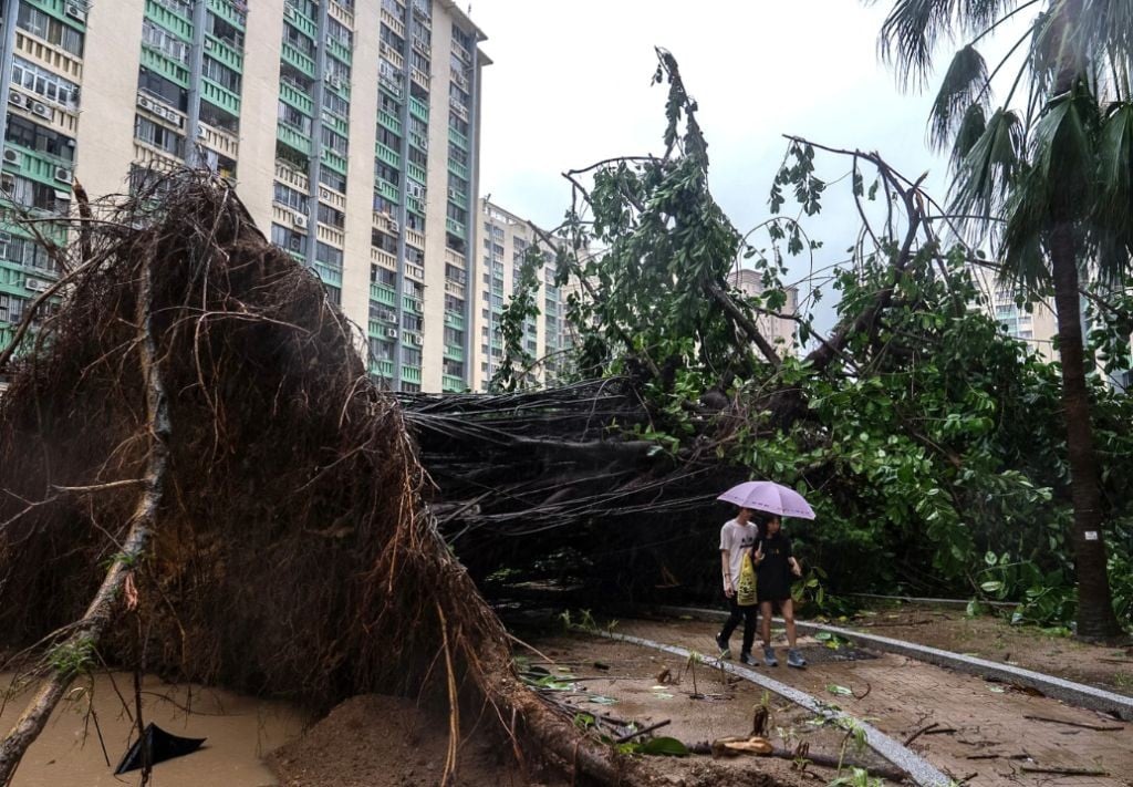 Topan Ragasa Hantam Hong Kong: Bandara Dibuka Lagi, 100 Orang Lebih Luka