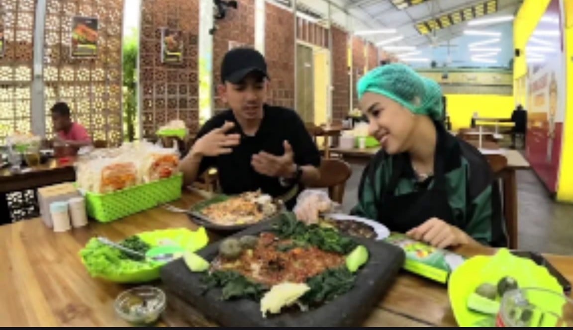 Ngulek Sampai Capek, Azia Riza Tetap Semangat Jadi Chef Dadakan