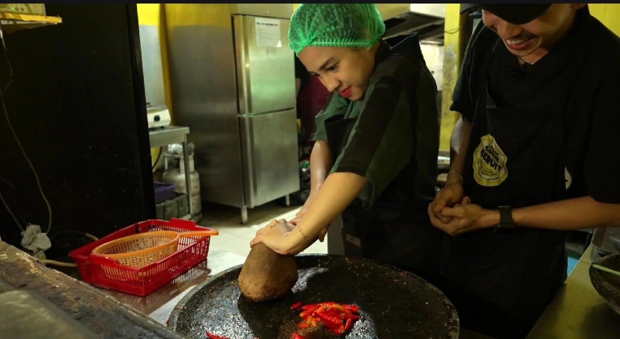 Antara Aku dan Kamu, Gombalan Azia saat Bikin Sambel