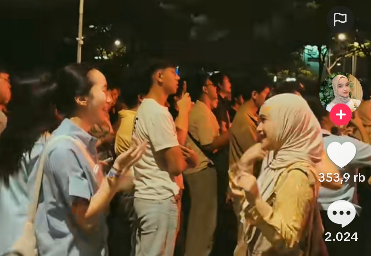 Mengharukan! Wanita Ini Bantu Sahabat Tunarungu Nonton Festival Musik, Artikan Pakai Bahasa Isyarat