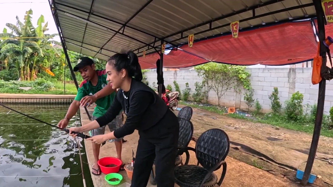 Dari Panik Sampai Berhasil, Momen Lucu Azia saat Tarik Ikan
