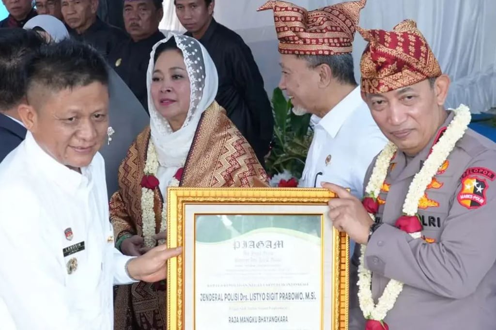Kapolri Listyo Sigit Terima Gelar Adat Raja Mangku Bhayangkara dari Masyarakat Komering