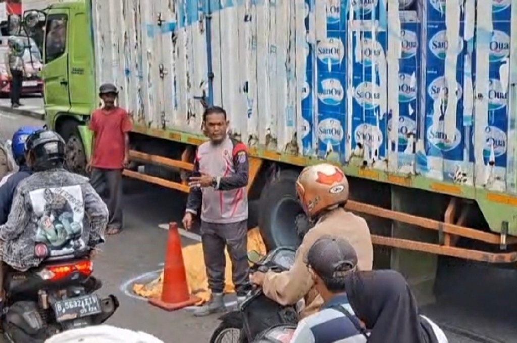 Pilu! Pemotor Perempuan Tewas usai Terjatuh dan Terlindas Truk Boks di Depok