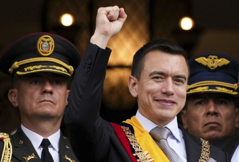 Kacau! Mobil Dinaiki Presiden Ekuador Diserang Demonstran, Kaca Pecah