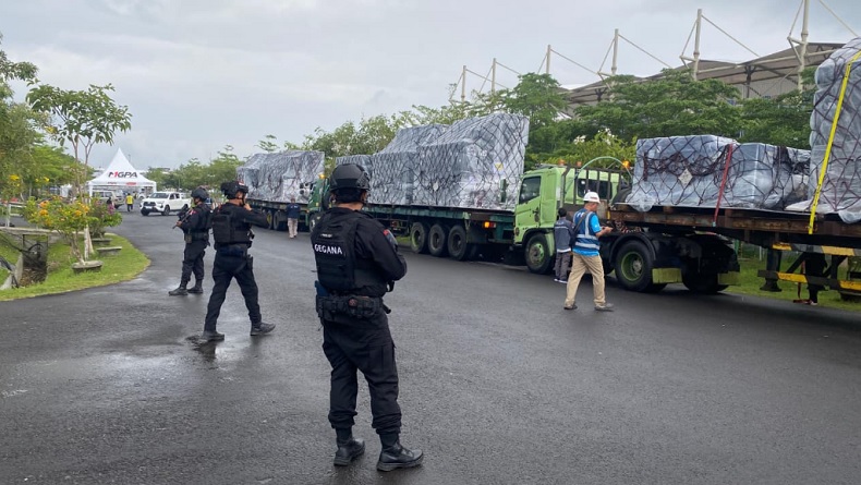 Siaga Penuh, Gegana Brimob Polda NTB Kawal Ketat Distribusi Logistik MotoGP Mandalika 2025