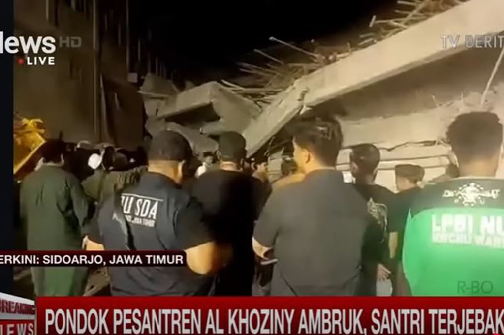 Dramatis! Isak Tangis Warnai Evakuasi Korban Tragedi Musala Ponpes Al Khoziny Sidoarjo Ambruk