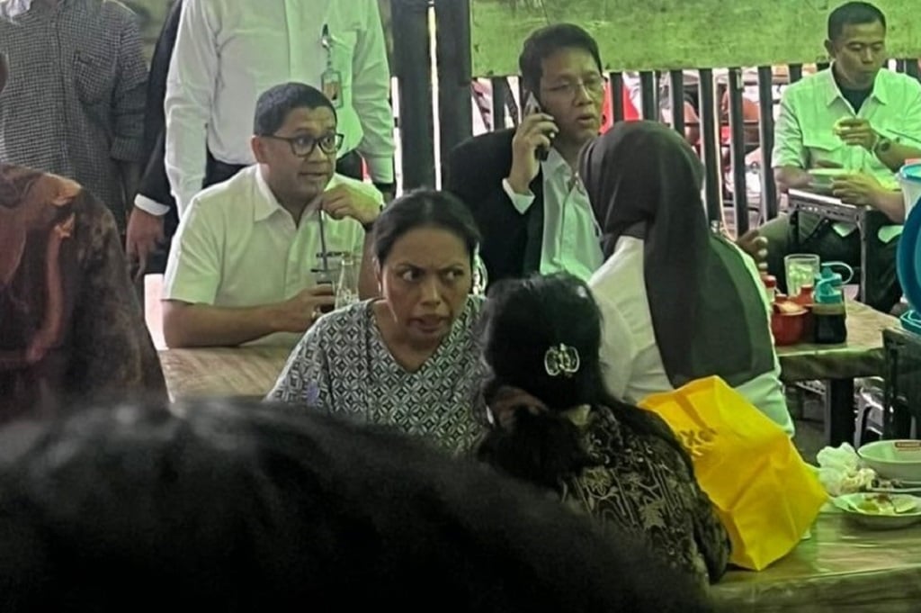 Kaget! Menkeu Purbaya Makan Siang di Kantin Kantor Seperti Karyawan Biasa