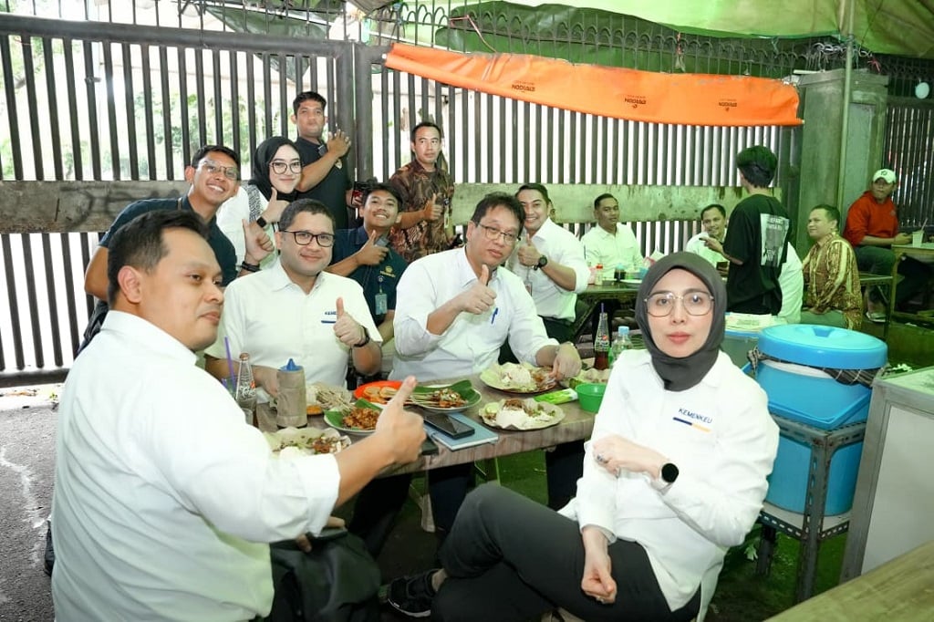 Purbaya Makan Siang di Kantin Karyawan, Ternyata Menyantap Ayam Geprek
