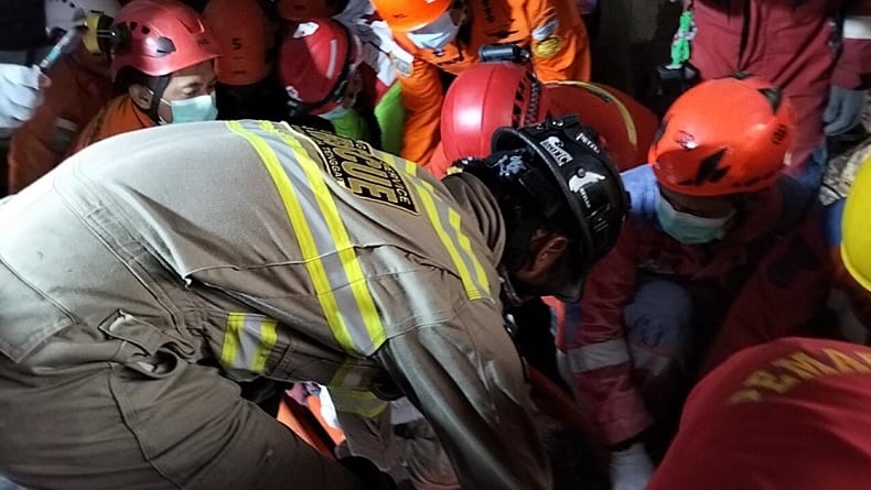 Tim SAR Kembali Evakuasi 7 Korban Terjebak Reruntuhan Bangunan Ponpes Al Khoziny
