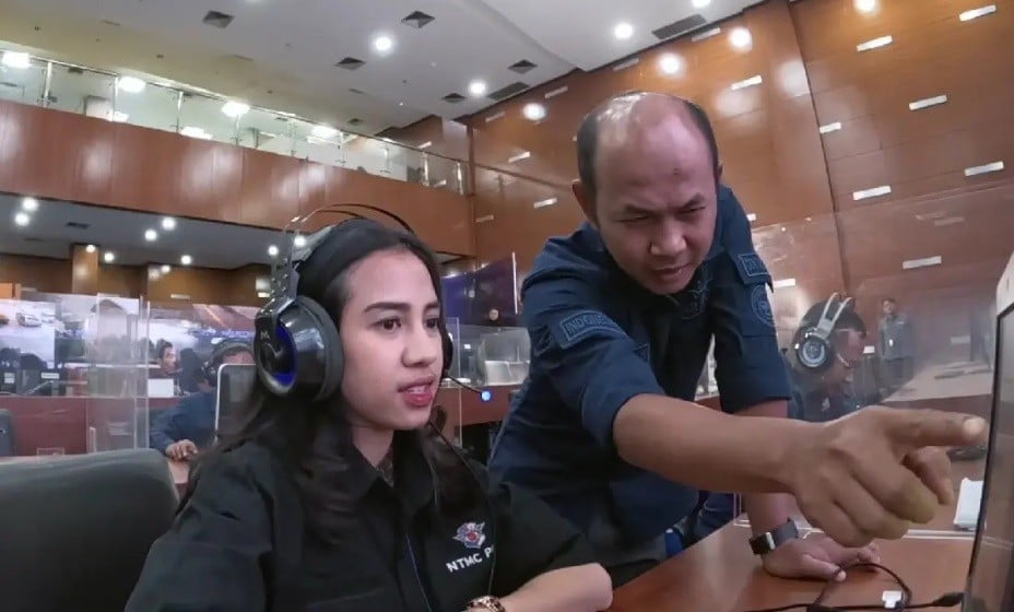 Dari Senyum Sampai Salah Fokus, Beginilah Azbun saat Jadi Call Center