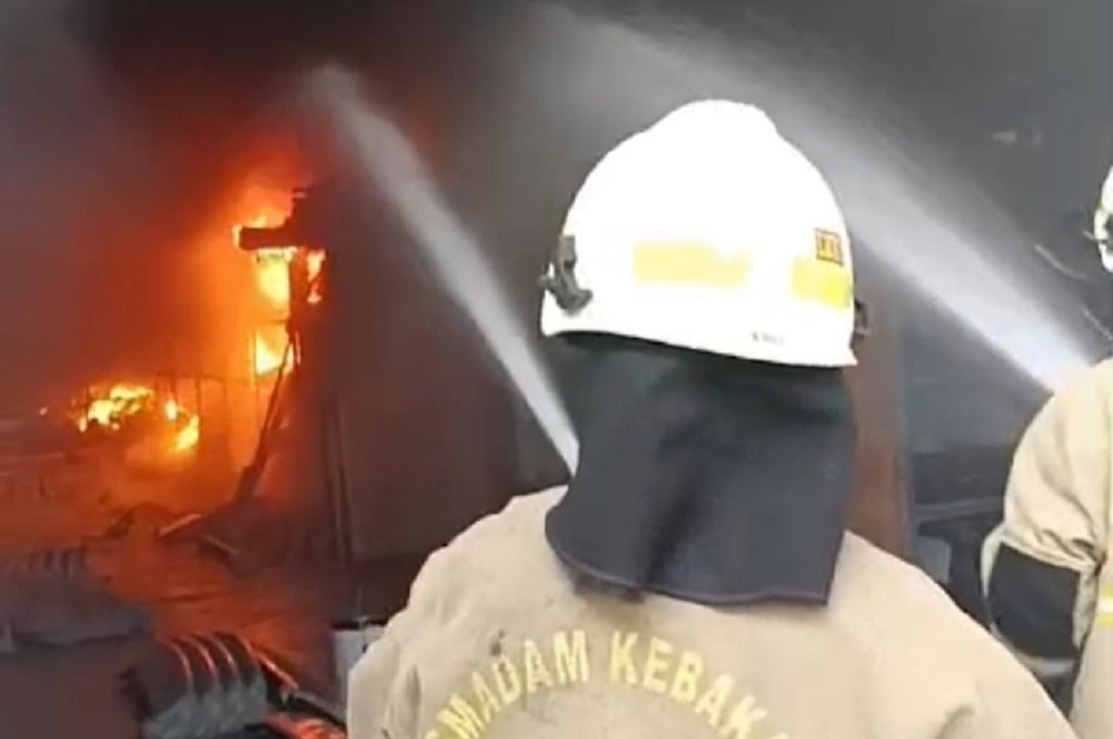 Kebakaran Pabrik di Cengkareng Jakbar, Damkar Berjibaku Padamkan Api