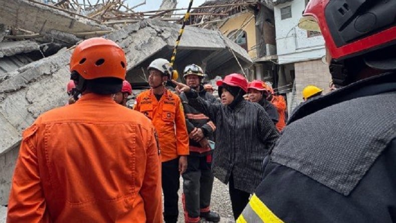 Datangi Lokasi Ambruknya Ponpes Al Khoziny, Risma Ingin Lihat Langsung Proses Evakuasi Korban